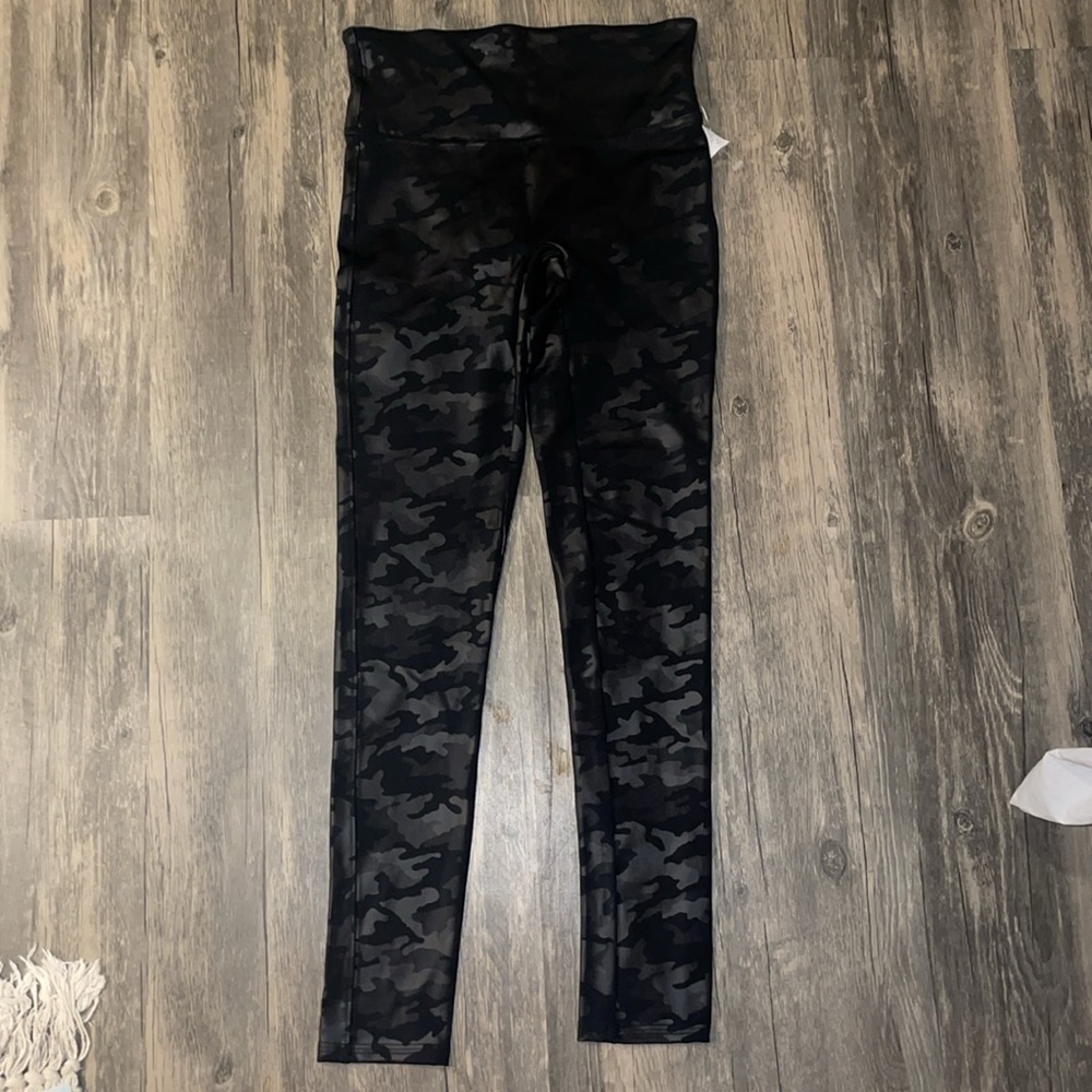 SPANX Faux Leather Camo Leggings small - new - Picture 6 of 8